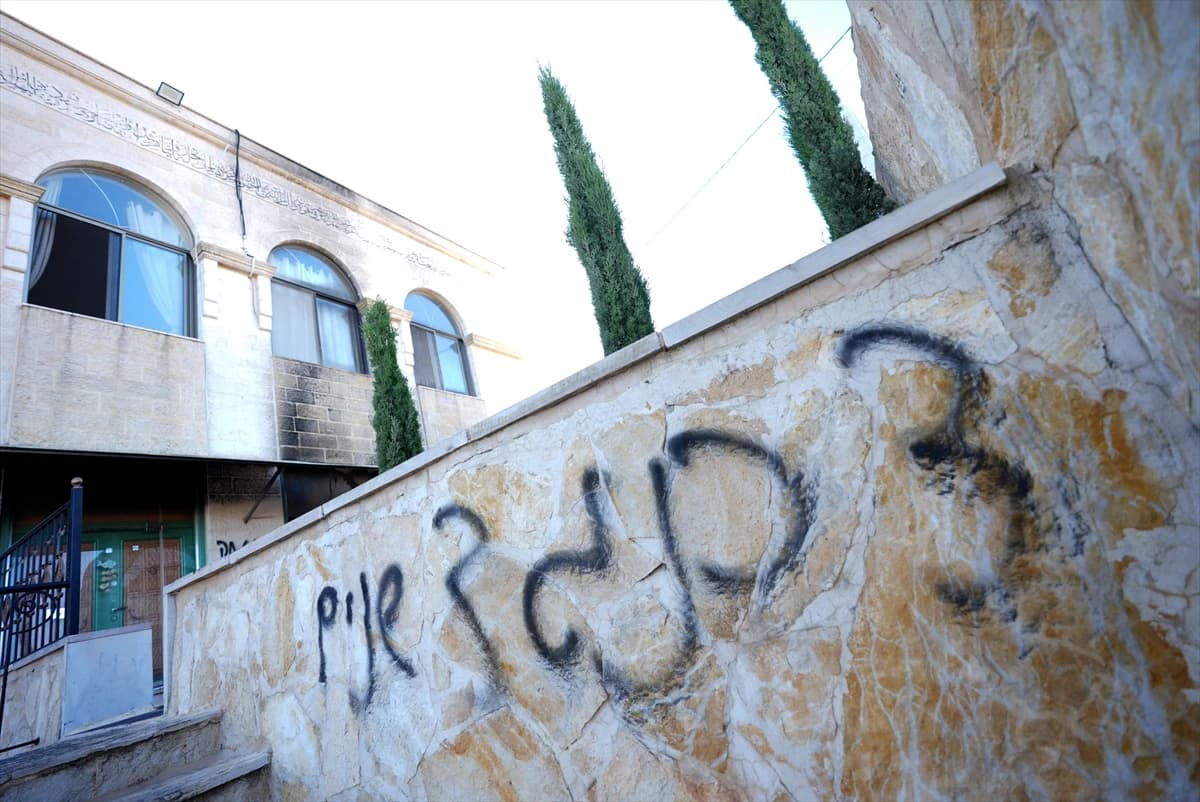 İsrailliler Batı Şeria'nın Cilcilya köyünde cami kundakladı