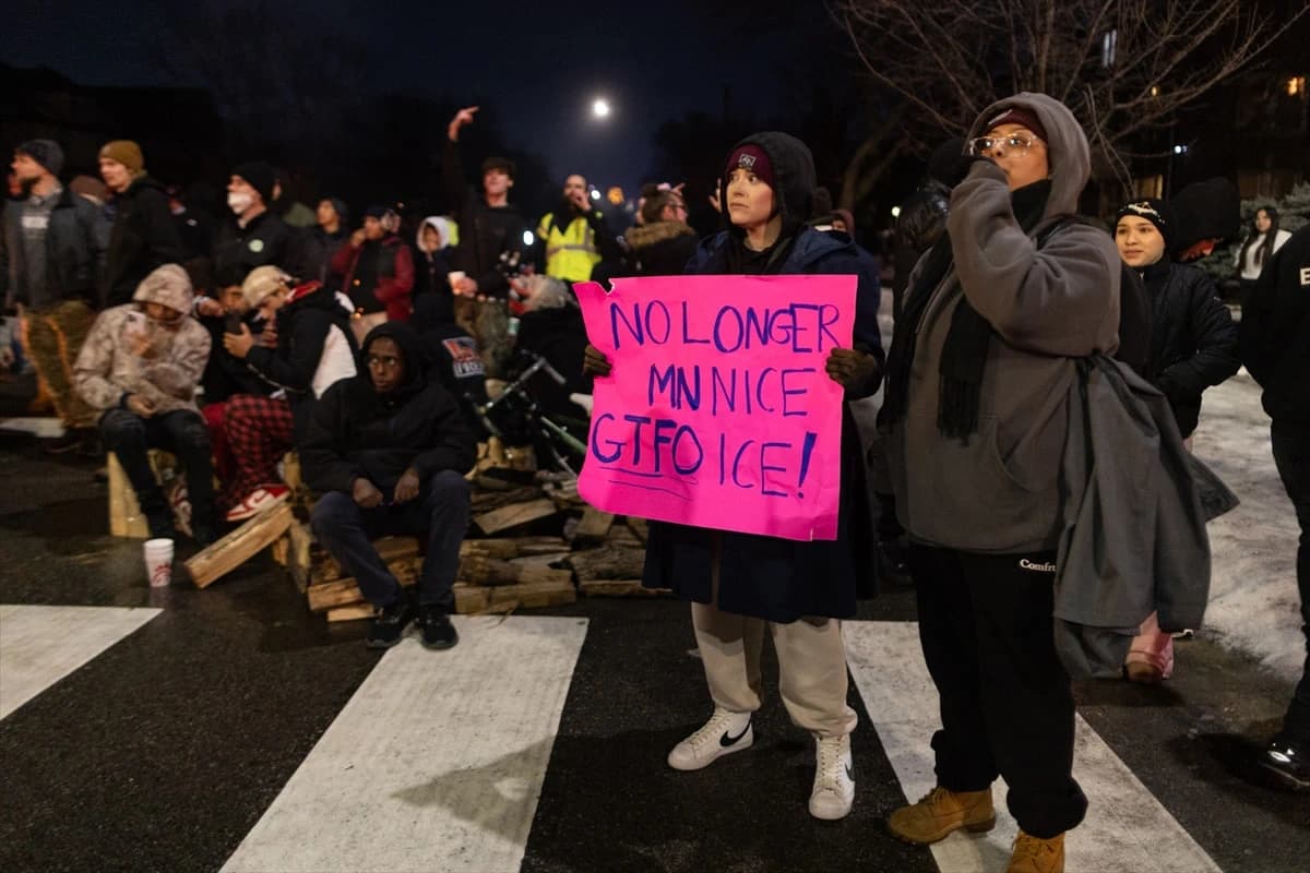 Minneapolis ICE tarafından öldürülen kadın için ayakta