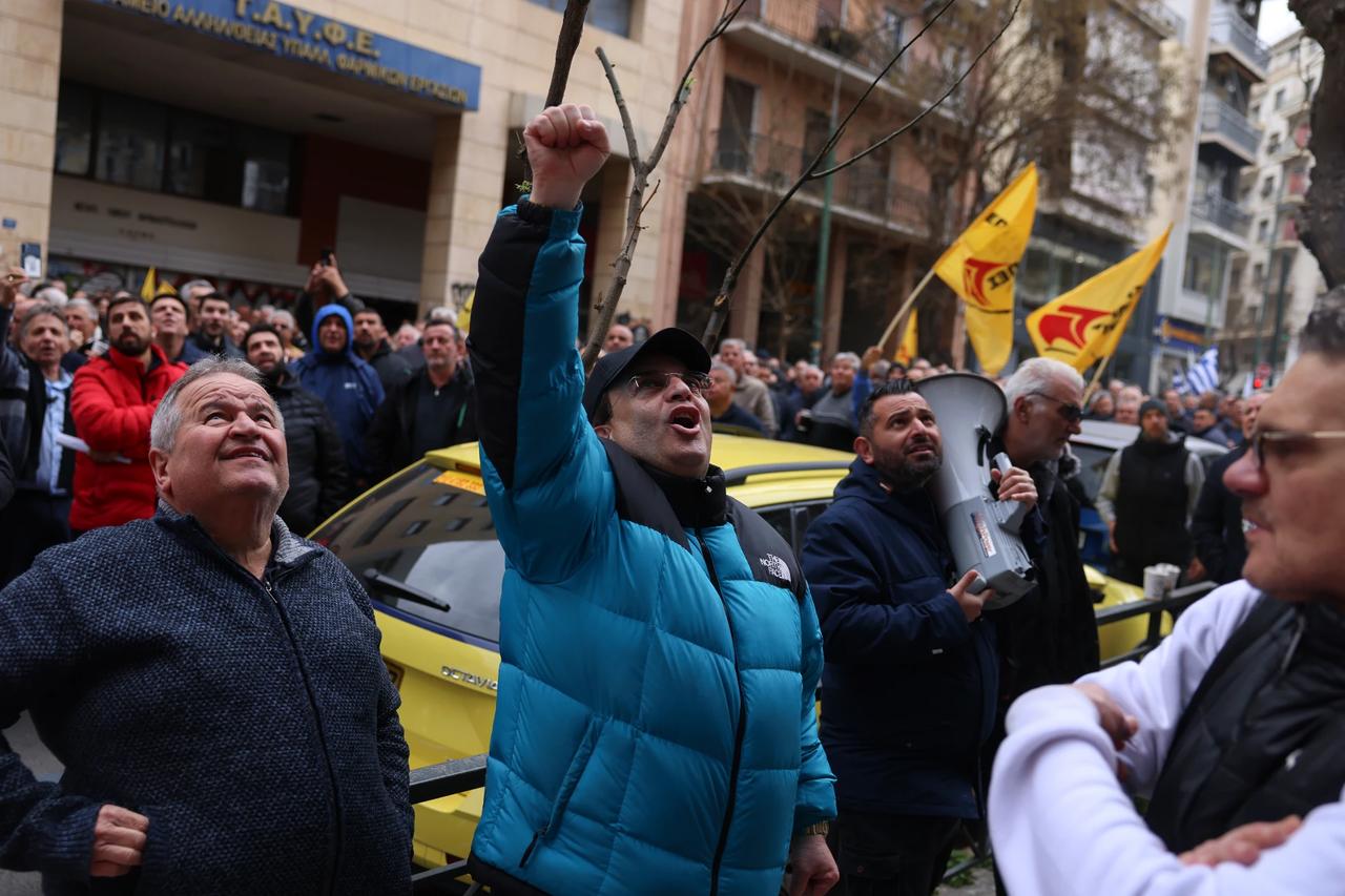 Atina'da grevdeki taksiciler Meclis binasına yürüyüş düzenledi
