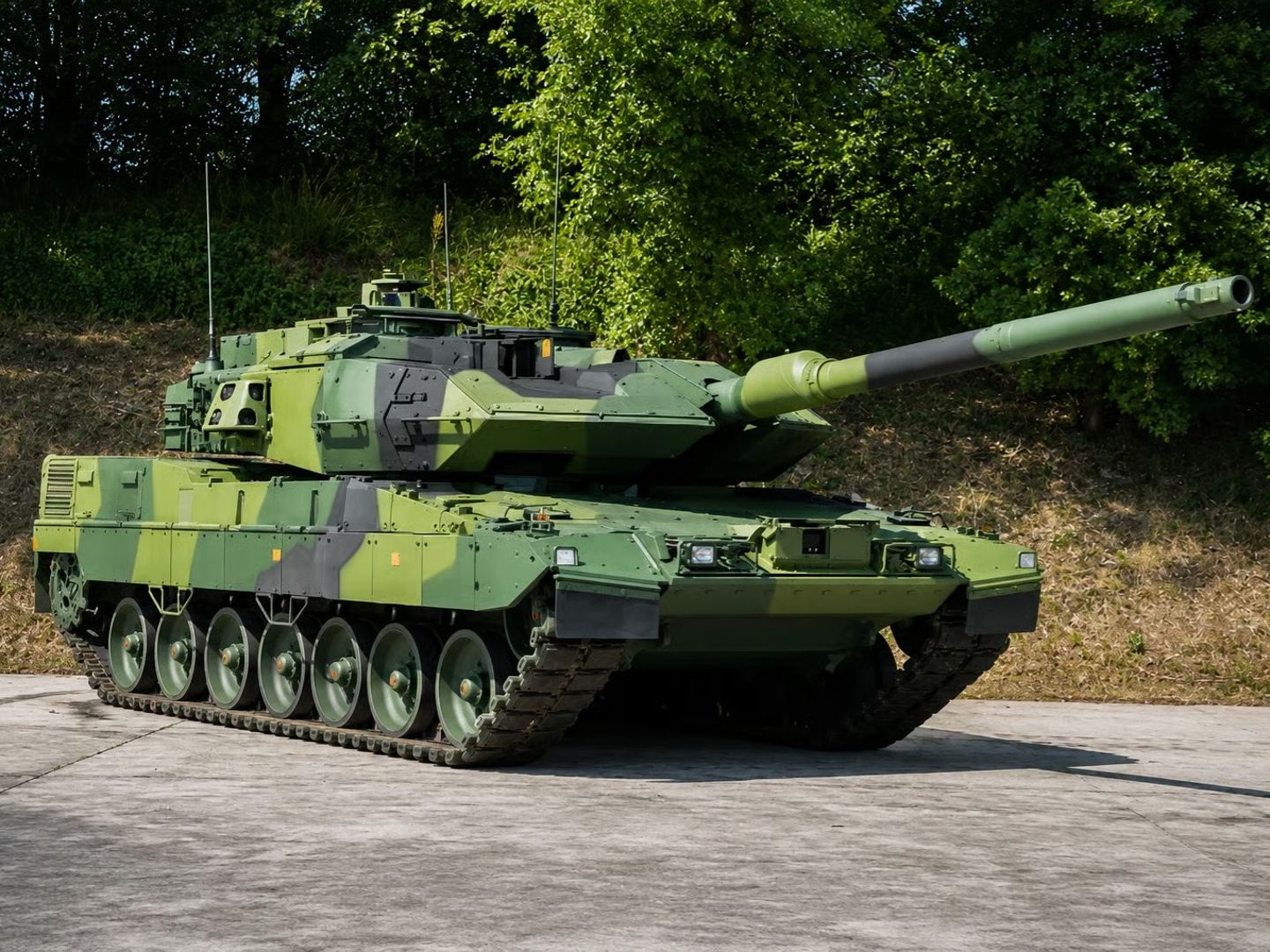 İsveç, modernize edilen ilk Leopard 2A8 tankını teslim aldı
