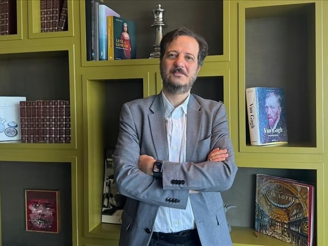 Türk sanatçı yeni albümünde geliştirdiği enstrümanı kullandı