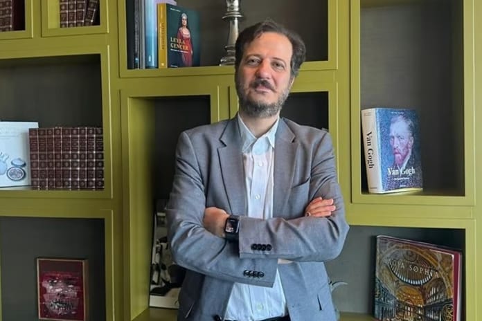 Türk sanatçı yeni albümünde geliştirdiği enstrümanı kullandı