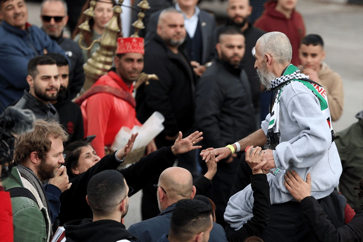 Özgürlüğüne kavuşan Filistinli esirler Ramallah'a ulaştı