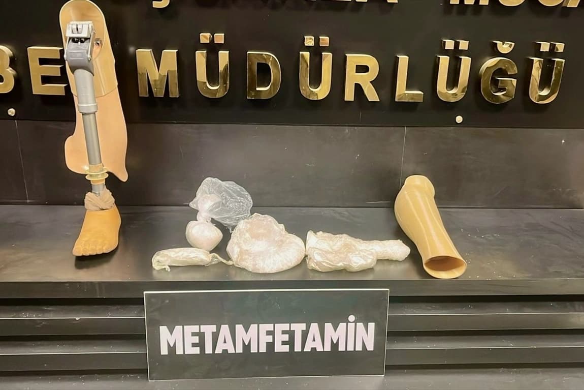 Protez bacağına uyuşturucu gizledi