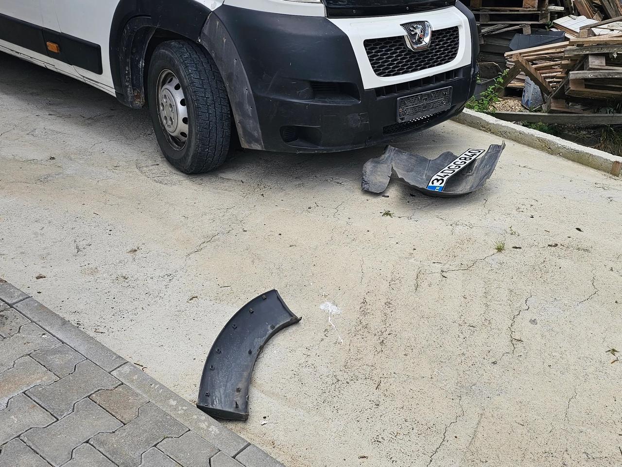 Başıboş köpekler karavanın tamponunu parçaladı