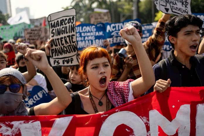 Filipinler'de binlerce kişi sokağa çıktı: "Selden değil yolsuzluktan öldüler"