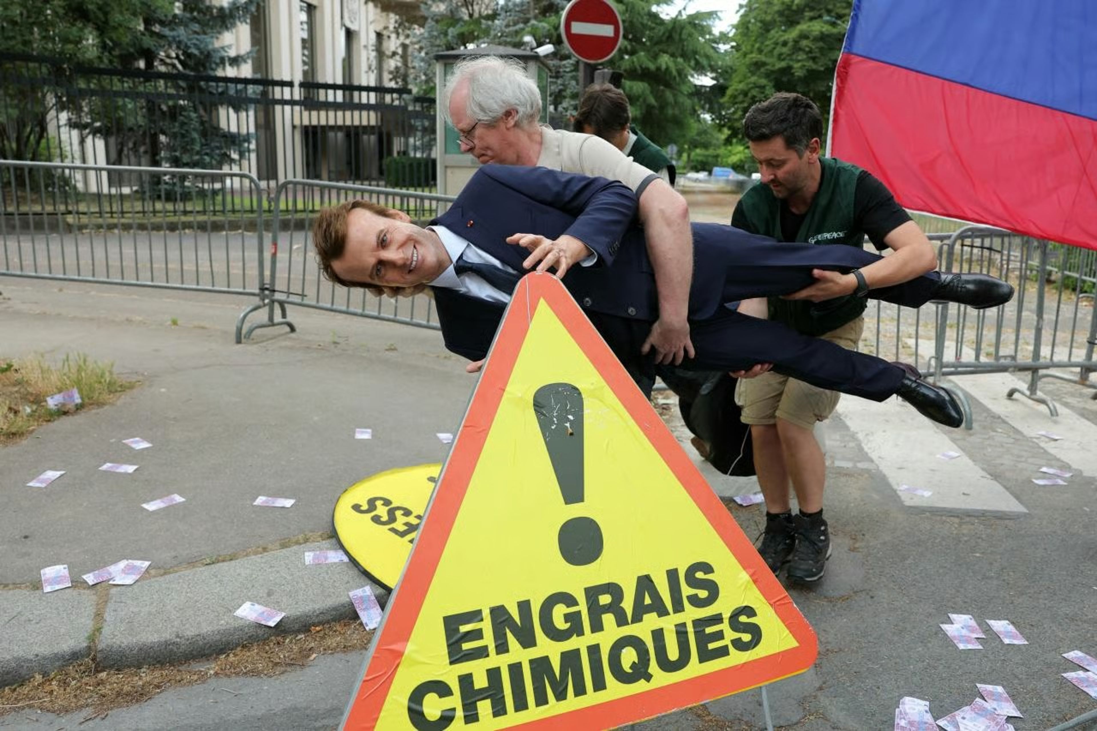 Macron'un bal mumu heykeli çalındı