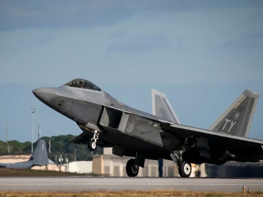 Trump'tan yeni savaş uçağı: F-55