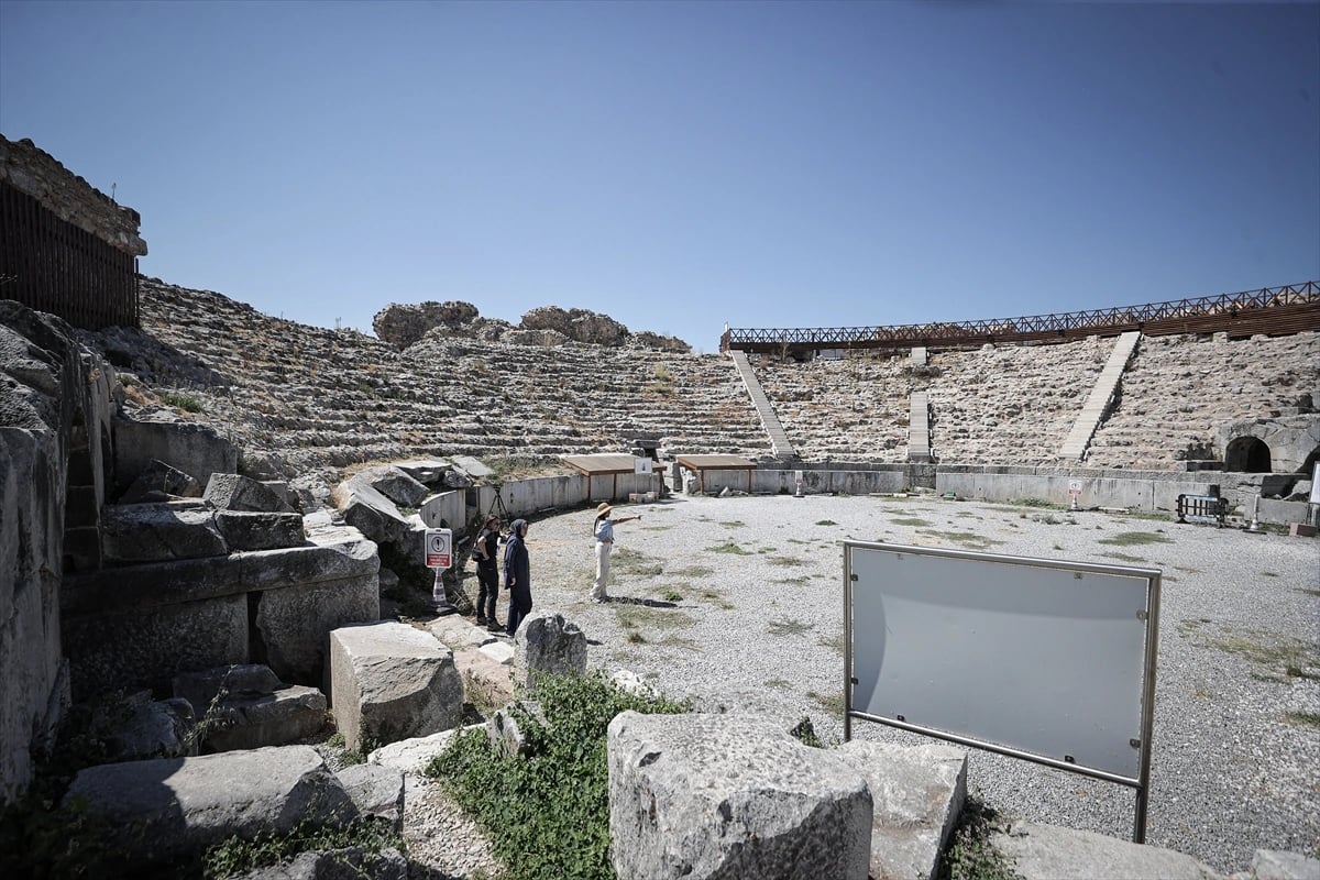 Roma Tiyatrosu'nda bulunan insan iskeletlerinde dikkat çeken bulgu