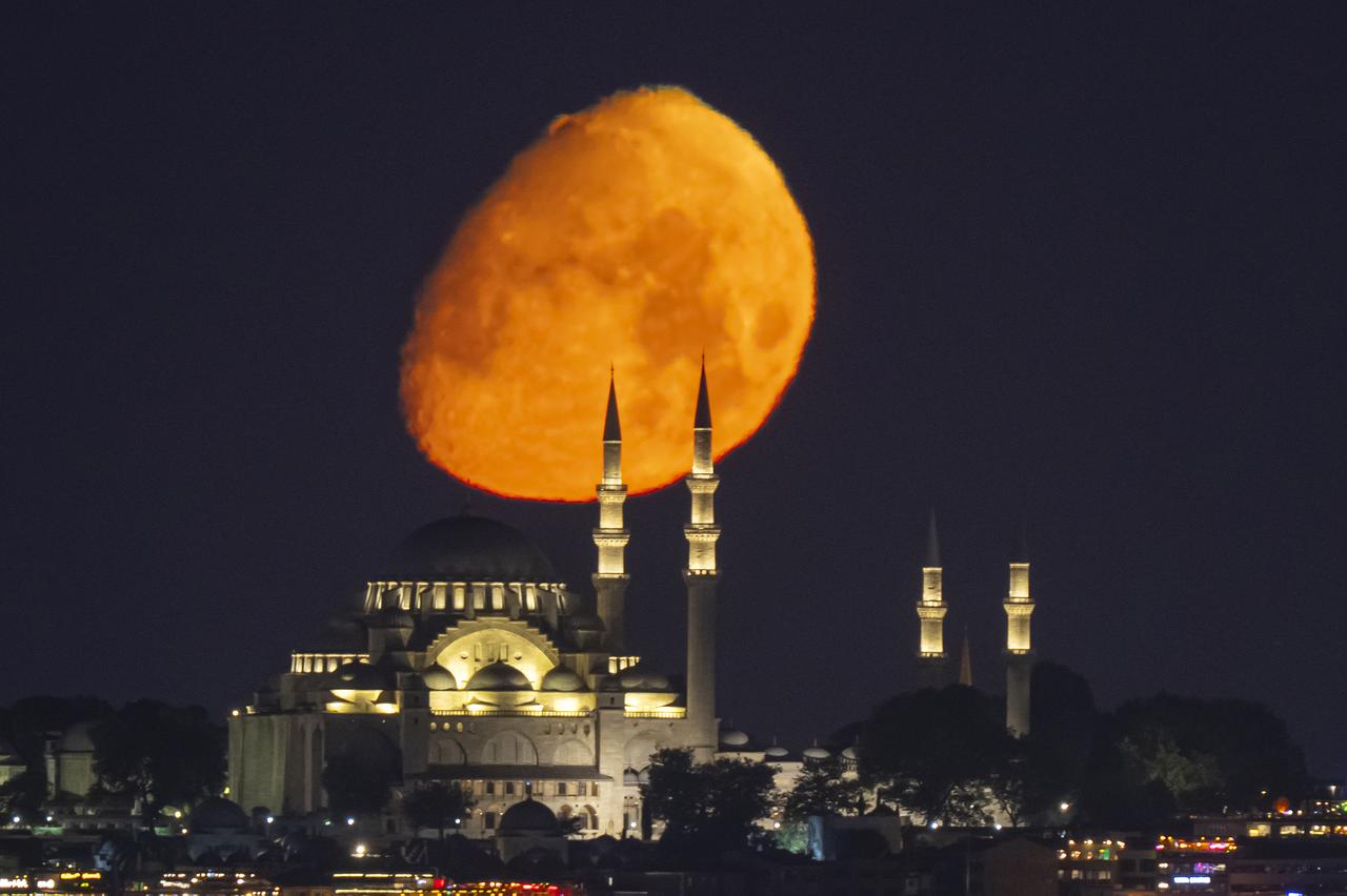 İstanbul'da farklı zamanlarda çekilmiş Ay fotoğrafları