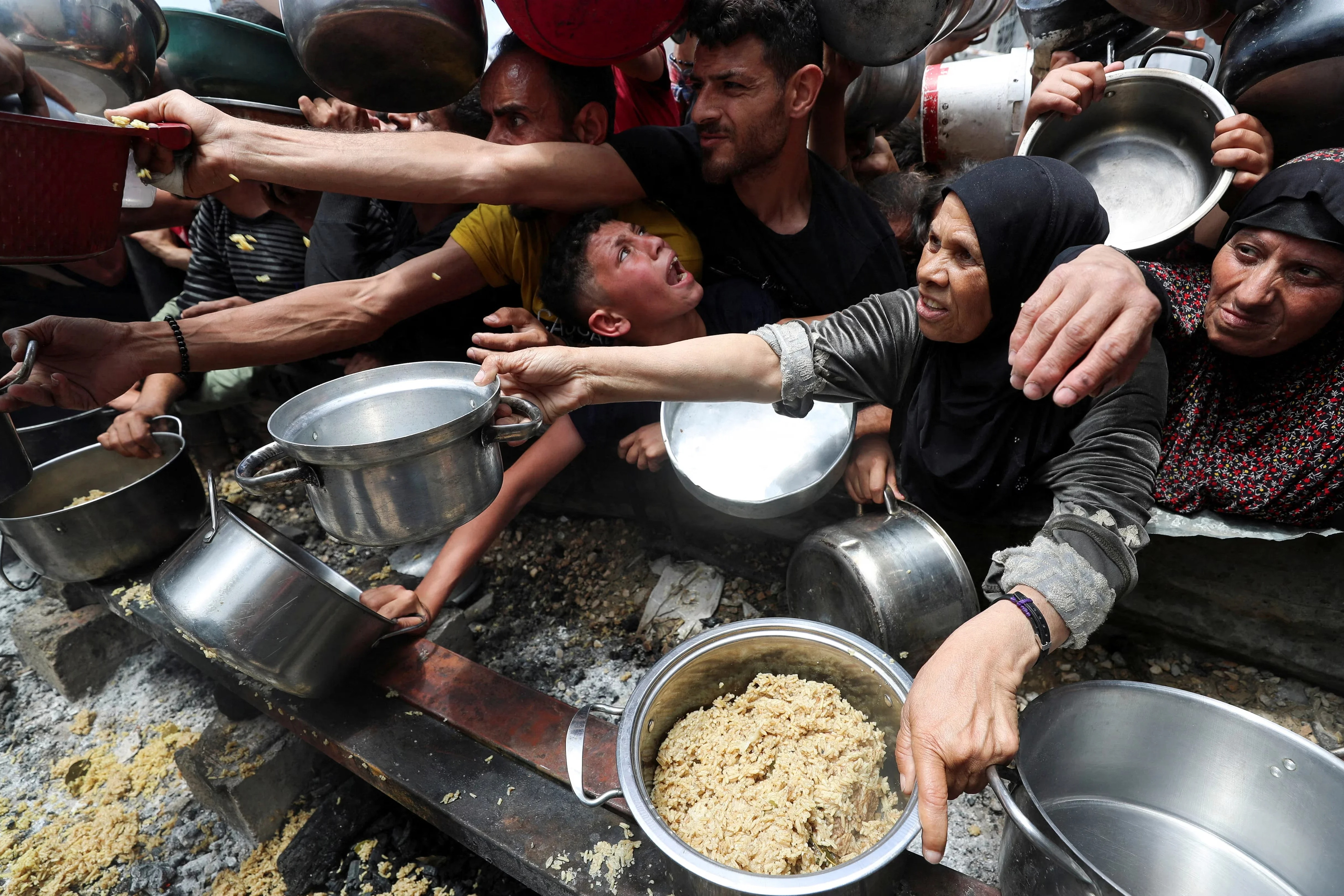 U.S.-Backed Aid Group Begins Gaza Operations as Israeli Strikes Kill Dozens