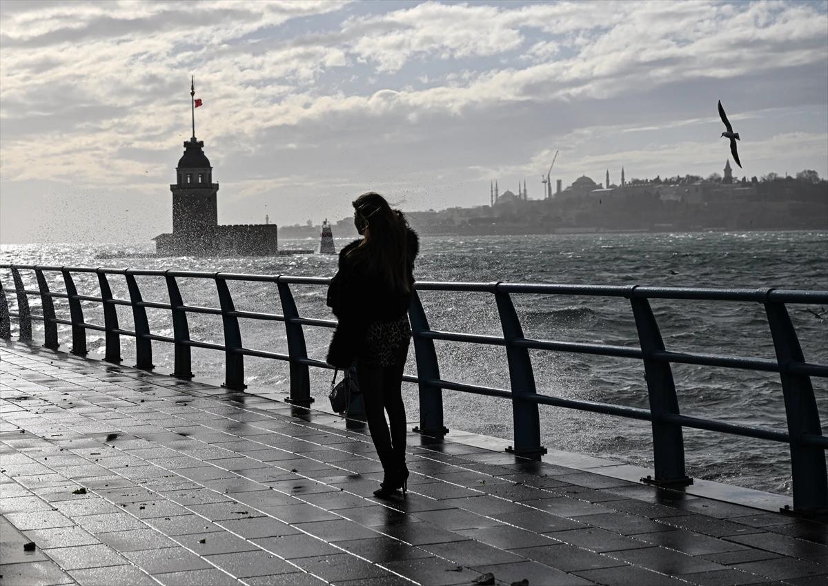 Şiddetli fırtına İstanbul'u vurdu 