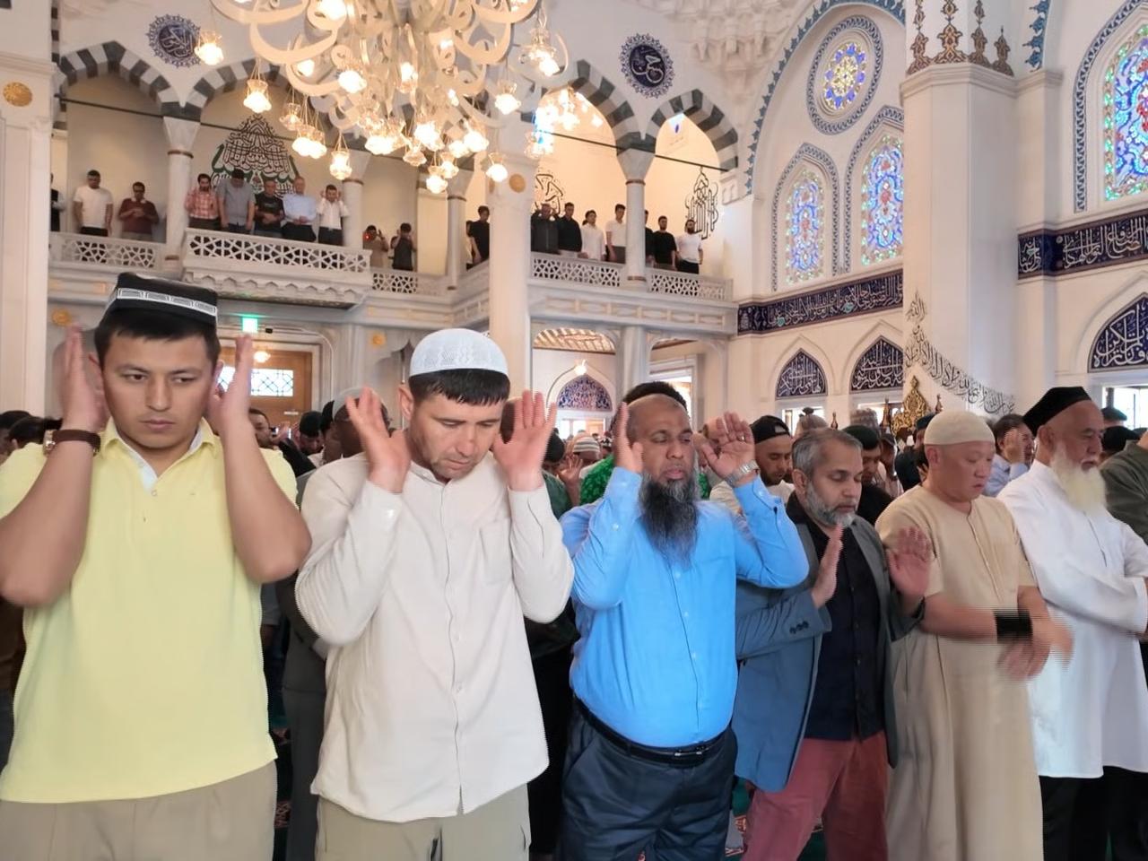 Yoğunluk nedeniyle bayram namazı 3 kez kılındı