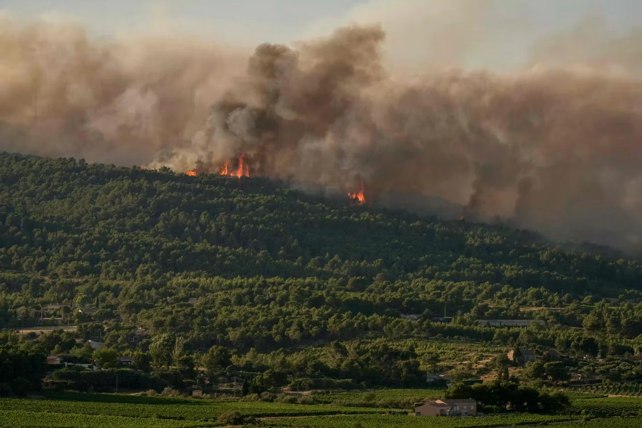 900 hektar alan küle döndü - AFP