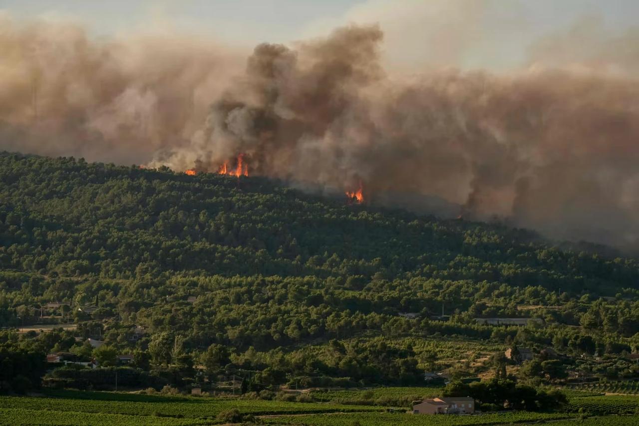 900 hektar alan küle döndü - AFP
