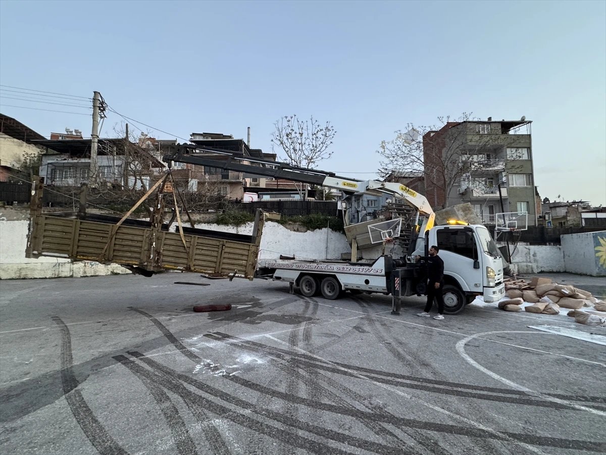 İzmir Konak'ta freni patlayan kamyon okul bahçesine devrildi