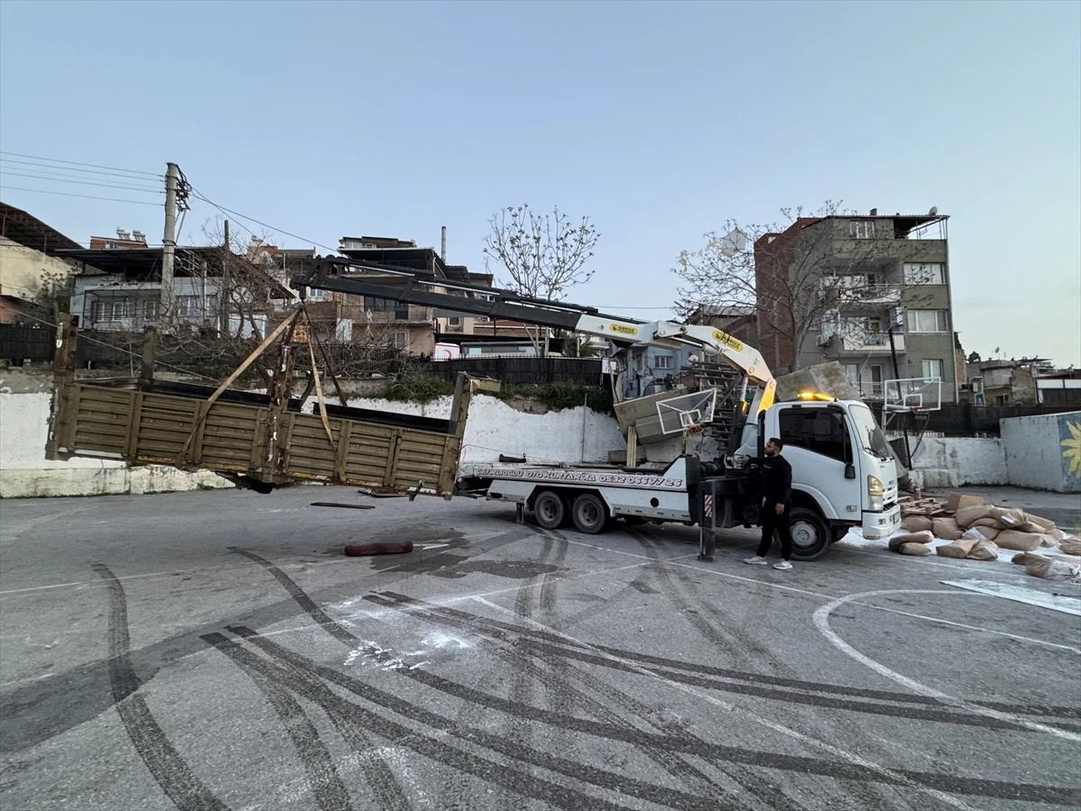 İzmir Konak'ta freni patlayan kamyon okul bahçesine devrildi