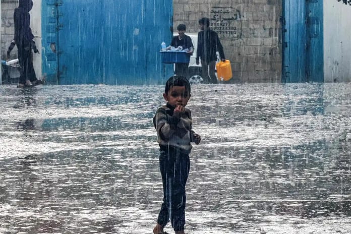 Gazze'de felaket: Yağmur binlerce çadırı yuttu ve İsrail yardım engeline devam ediyor