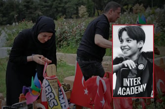 Okul saldırısında ölen oğlunun mezarına gitti