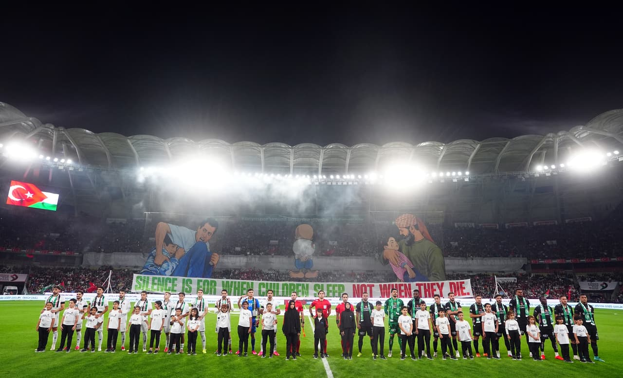 Takımlar ve arkasında tribünlerin yaptığı koregrafi