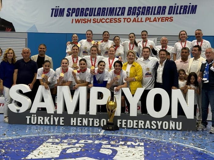 Hentbol Kadınlar Süper Ligi'nde Yalıkavak, kendi evinde dördüncü maçta Adasokağı'nı mağlup ederek 2024-2025 sezonunun şampiyonu oldu