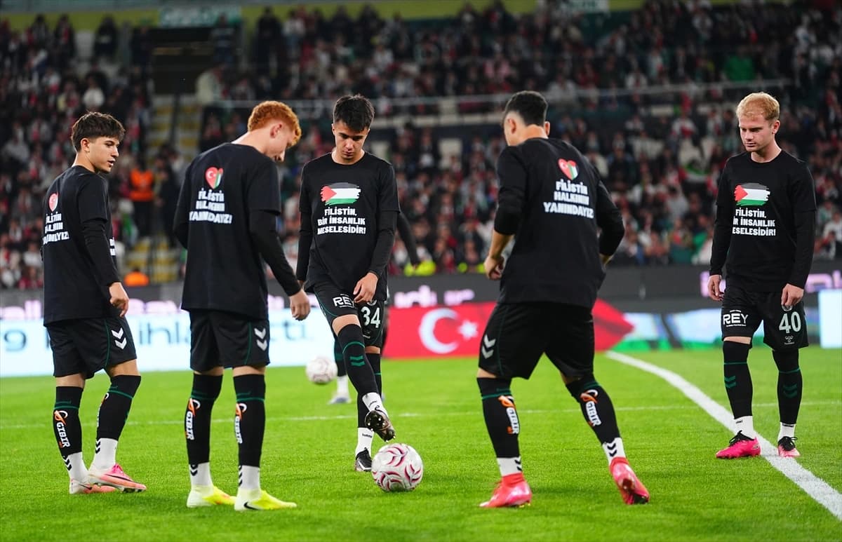 Futbolcular ısınmaya "Filsitin bir insanlık meselesidir" ve "Filistin halkının yanınayız" yazılı tişörtlerle çıktı.