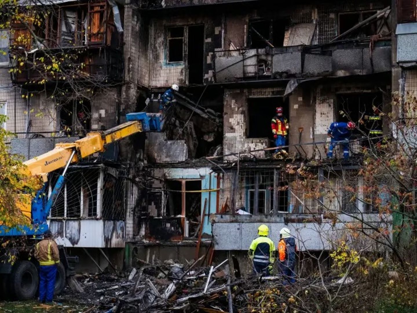 Rusya Kiev'de sivil yerleşim yerlerini vurdu: 3 ölü