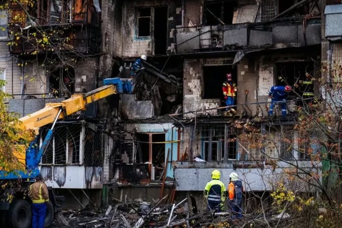 Rusya Kiev'de sivil yerleşim yerlerini vurdu: 3 ölü