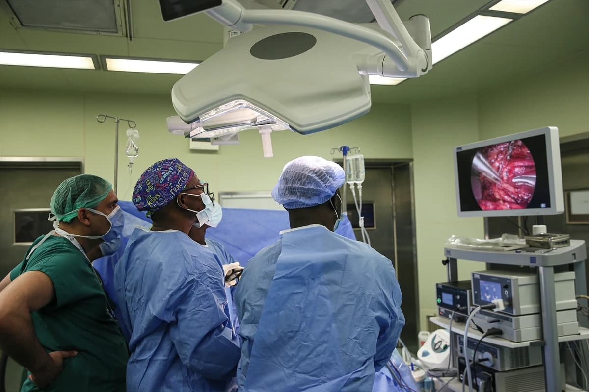 Burkina Faso'da doktorlar Türk hekimlerin gözetiminde böbrek nakli