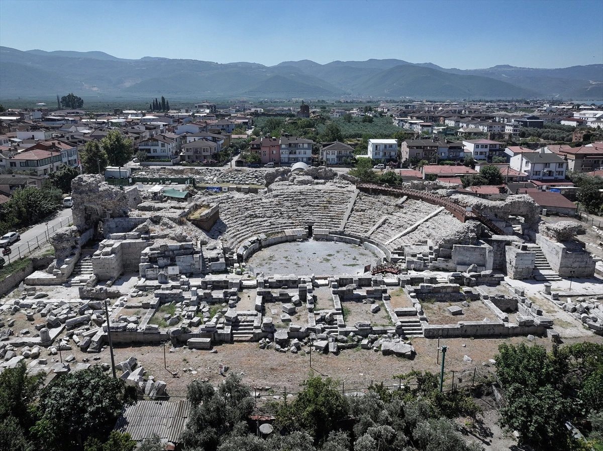 Roma Tiyatrosu'nda bulunan insan iskeletlerinde dikkat çeken bulgu