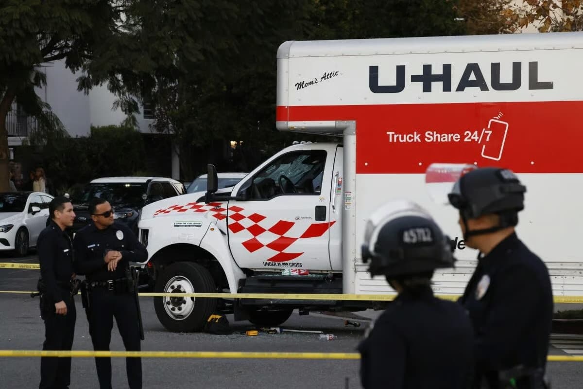 Los Angeles’ta protestoya kamyon daldı