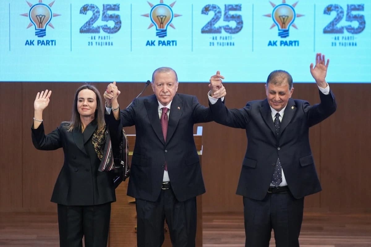 Cemil Tugay AK Parti'ye katıldı! Rozetini Cumhurbaşkanı Erdoğan taktı 