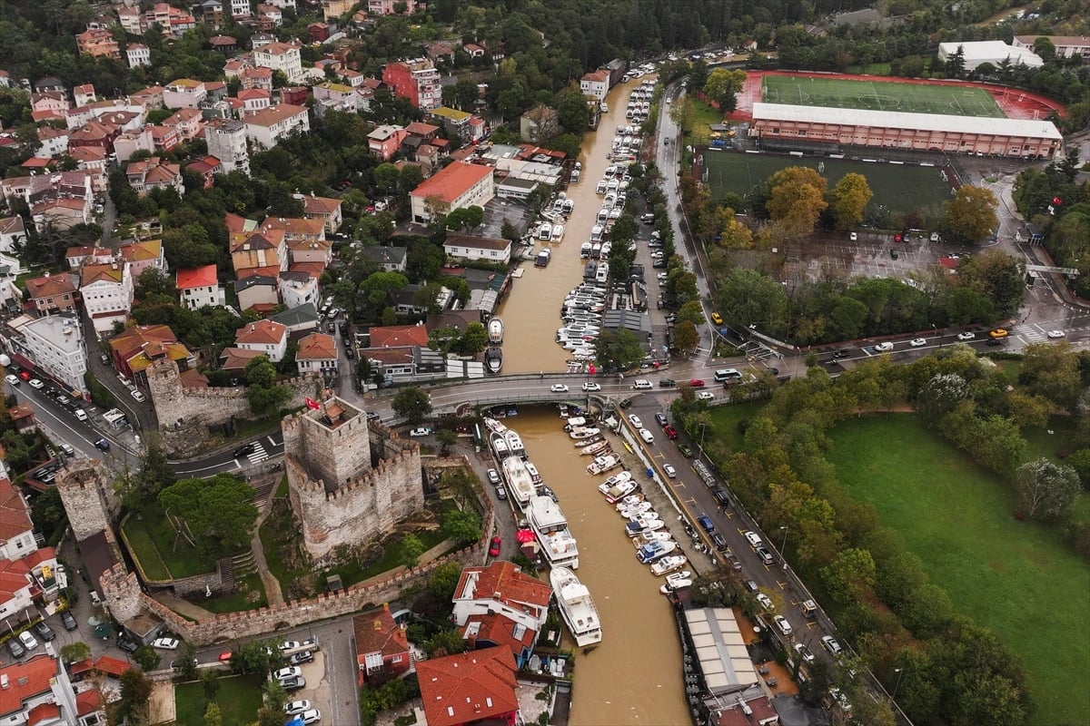İstanbul Boğazı kıyı kesimlerinde deniz rengi kahverengiye döndü
