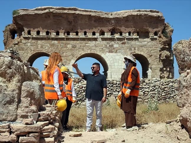 Tralleis Antik Kenti'nde stajyerken kazı başkanı oldu