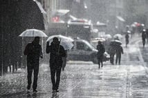 Meteoroloji'den kritik uyarı: Sıcak havaya aldanmayın 18 ilde yağış alarmı verildi! 