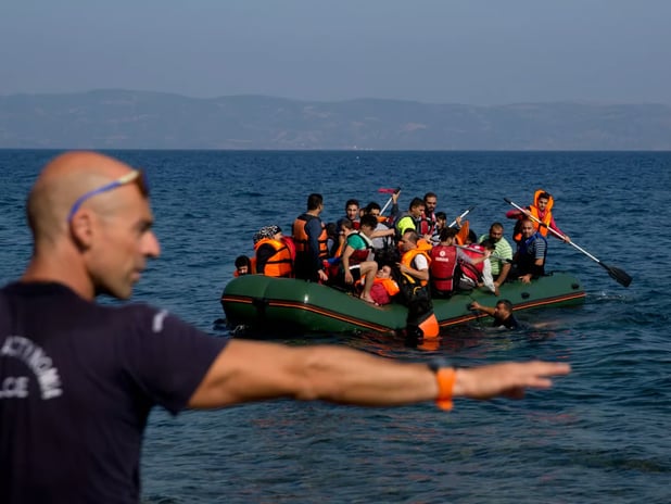 Atina yönetimi iş gücü açığını kapatırken düzensiz göçe yaptırımı sertleştiriyor