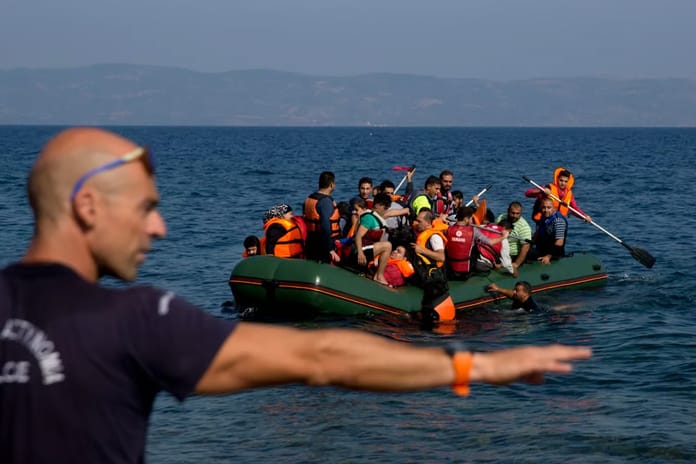 Atina yönetimi iş gücü açığını kapatırken düzensiz göçe yaptırımı sertleştiriyor