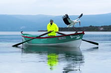 Bursa'da baharın müjdecisi: Yaren leylek 15’inci kez Adem amcanın kayığında