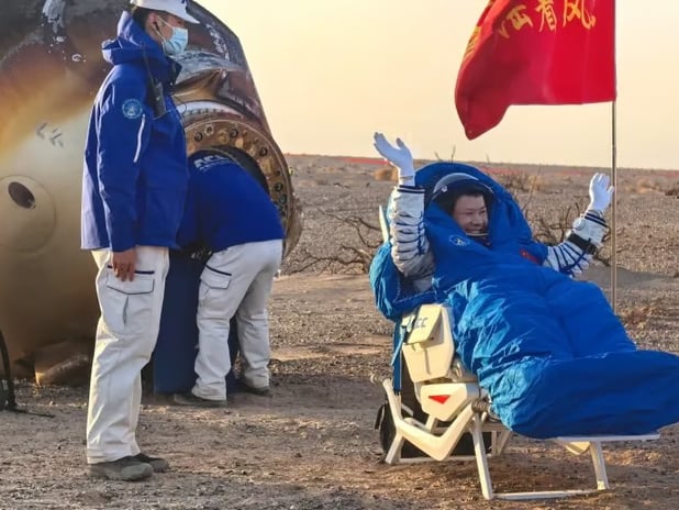 Çin, uzayda mahsur kalan ekibe araç gönderdi