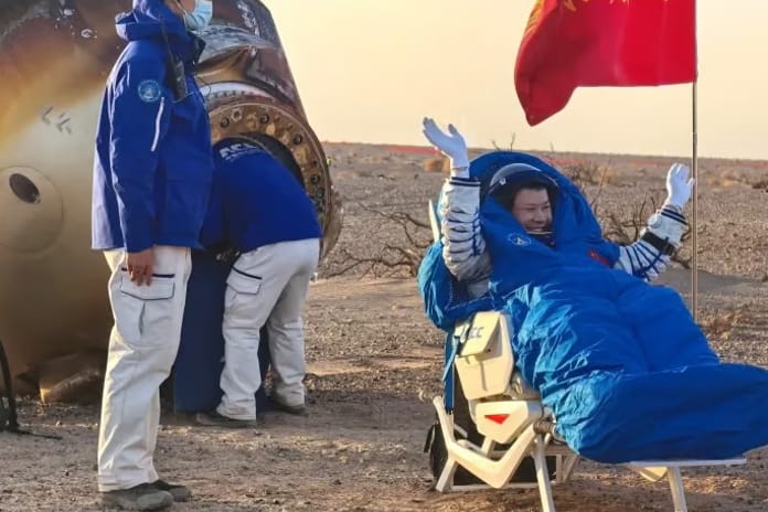 Çin, uzayda mahsur kalan ekibe araç gönderdi