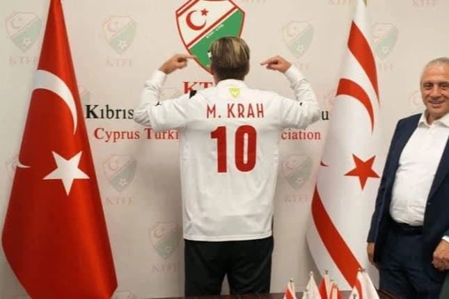 Alman vekil KKTC formasını giydi