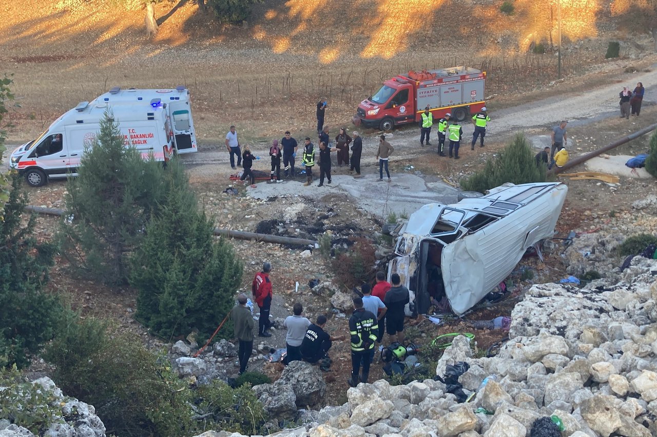 Mersin'deki minibüs kazası can pazarına döndü