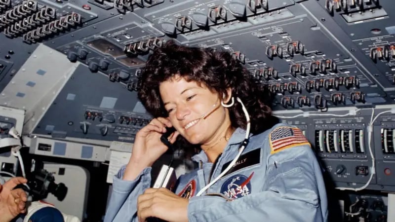 Sally Ride'a uzayda kullanabilmesi için makyaj malzemesi verilmişti.