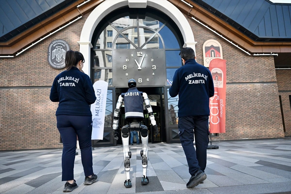İnsansı robot MEGA, zabıta ekipleriyle denetimde