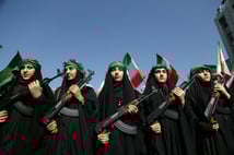 Tahran’da ulusal ordu günü: Kadınlardan yönetime destek yürüyüşü