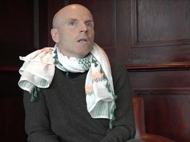 İrlandalı komedyen Hickey yolculuğu kahramanlık değil ahlaki yükümlülük olarak tanımladı