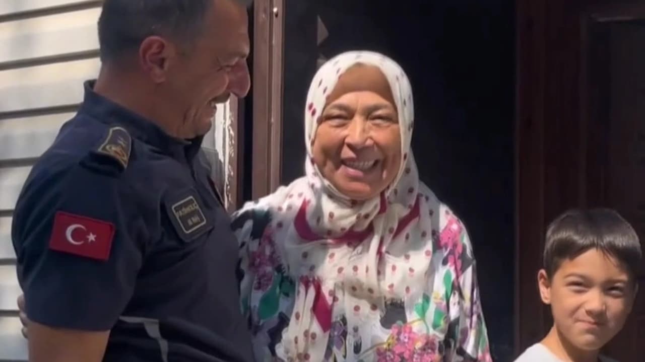 65 yaşındaki Hanife Teyze alevlerin önüne geçti.