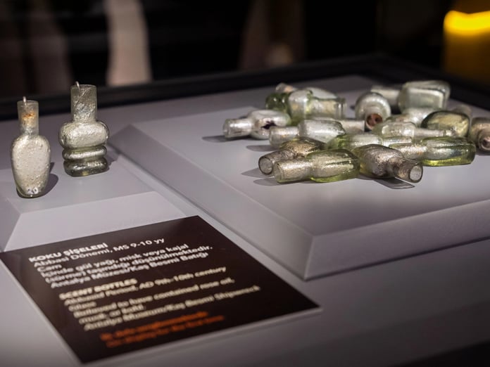 Gazze'den gelen 1100 yıllık "cam koku şişeleri" bulundu