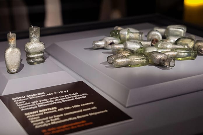 Gazze'den gelen 1100 yıllık "cam koku şişeleri" bulundu