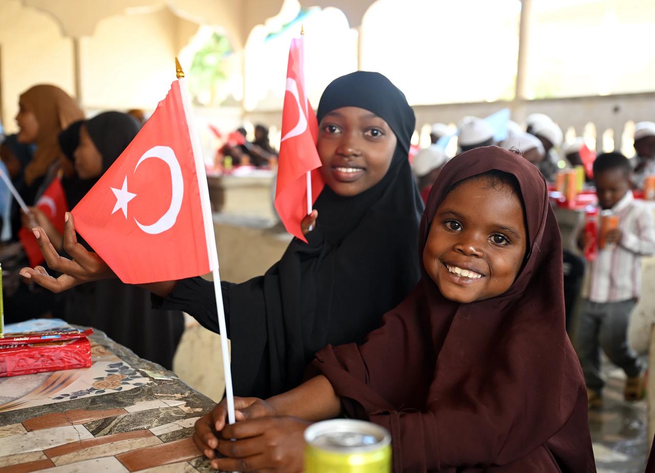 TSK, Somali'de yetim çocukların yüzünü güldürdü